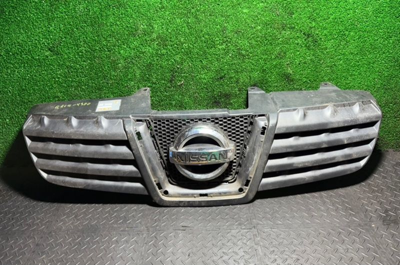 решетка радиатора Nissan Qashqai 1 поколение 2008, 1.5 л., 62310JD00B - фото №1