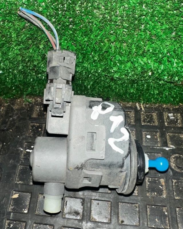 корректор фар Nissan Primera P12 2004, 1.6 л., 7700420737 - фото №1