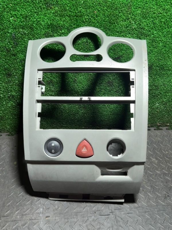 накладка на торпедо (консоль) Renault Megane 2 поколение 2004, 8200095493 - фото №1
