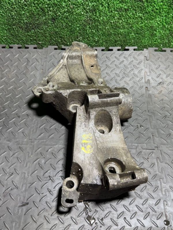 кронштейн генератора Renault Megane 2 поколение 2004, 8200242569 - фото №1