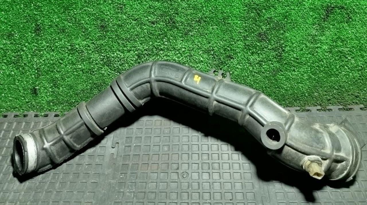 патрубок интеркулера Volvo V40 1 поколение 1999, 8D0129615 - фото №1