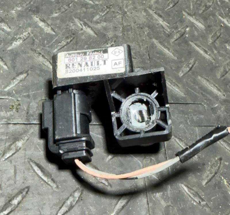 датчик удара Renault Megane 2 поколение 2005, 8200411025 - фото №1