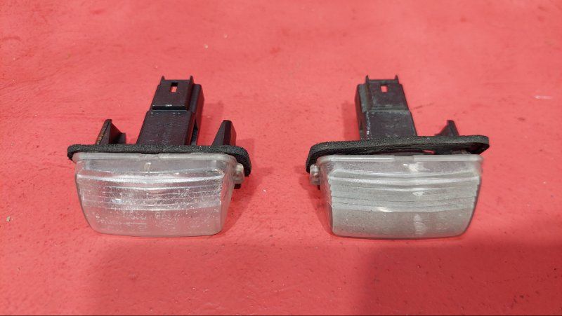подсветка номера Peugeot 207 1 поколение 2007, 1.4 л., KFU (ET3J4), бензин, 6340A3 - фото №1