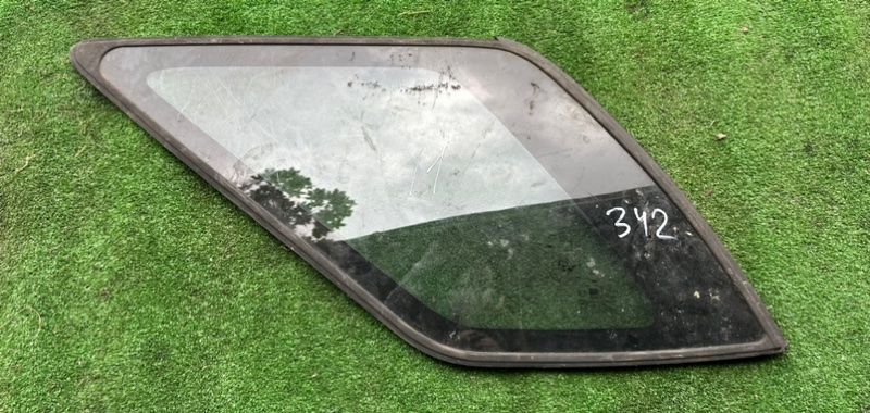стекло кузовное боковое левое Kia Sorento 1 поколение 2004, 2.5 л. - фото №1