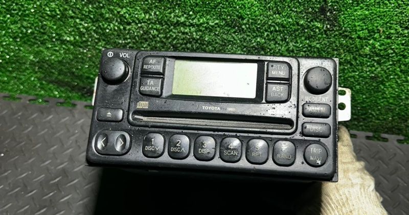 магнитола Toyota RAV4 2 поколение (XA20) 2002, 8612042060 - фото №1
