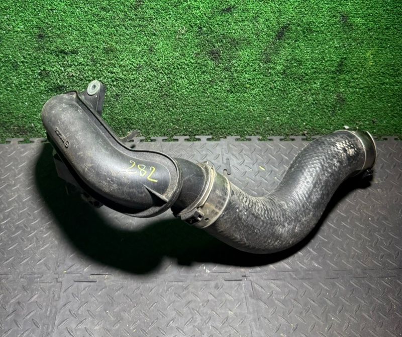 патрубок интеркулера Mazda CX-5 1 поколение 2013, 2.2 л., K3887SH01 - фото №1