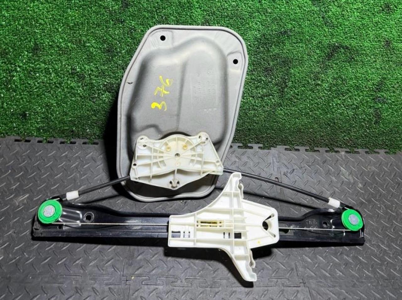 стеклоподъемник электрический задний левый Volkswagen Golf 5 поколение 2005, 1K4839401E, 1K4839401E - фото №1