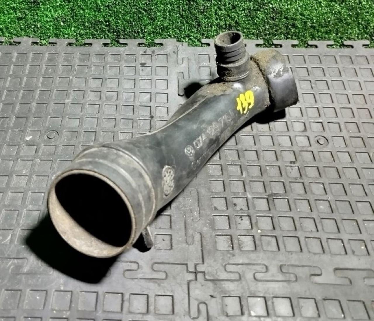 патрубок интеркулера Volkswagen Transporter T4 1998, 074129715 - фото №1