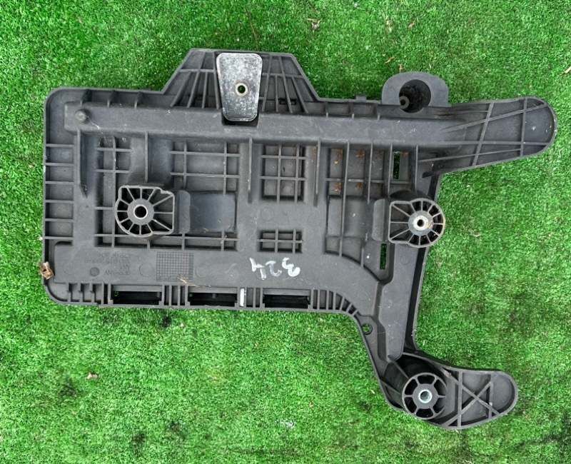полка аккумулятора Volkswagen Passat B6 2006, 1K0915333B - фото №1