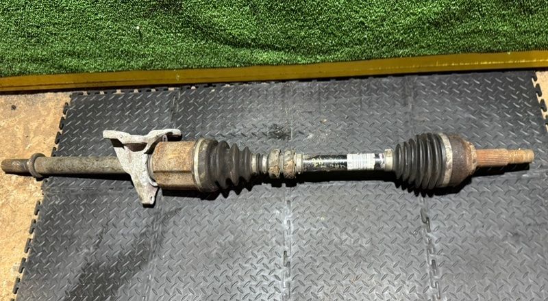 полуось передняя правая (приводной вал, ШРУС) Nissan Qashqai 1 поколение 2008, 1.5 л., 39100JD52B - фото №1