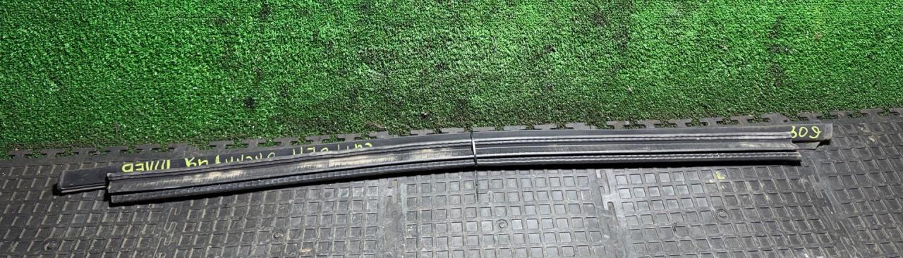 Уплотнитель стекла Citroen Xantia 1 поколение 1996 - фото №1