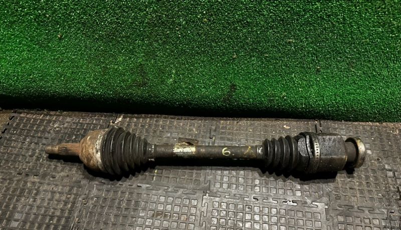 полуось передняя левая (приводной вал, ШРУС) Renault Scenic 2 поколение 2004, 1.5 л., 8200216519 - фото №1