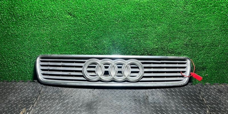 решетка радиатора Audi A4 B5 1998, 8D0853651D - фото №1