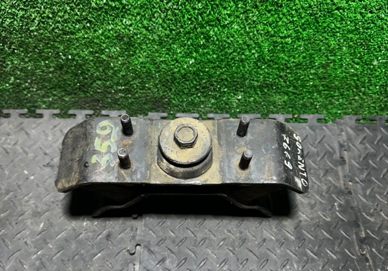 подушка крепления КПП Kia Sorento 1 поколение 2005, 2.5 л., 218323E350 - фото №1