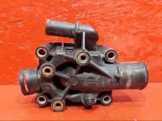 корпус термостата Peugeot 207 1 поколение 2007, 1.4 л., KFU (ET3J4), бензин, 9647265980