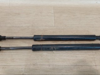 амортизатор крышки багажника (3-5 двери) Volkswagen Touareg 1 поколение (2002 - 2007), 7L6845587A