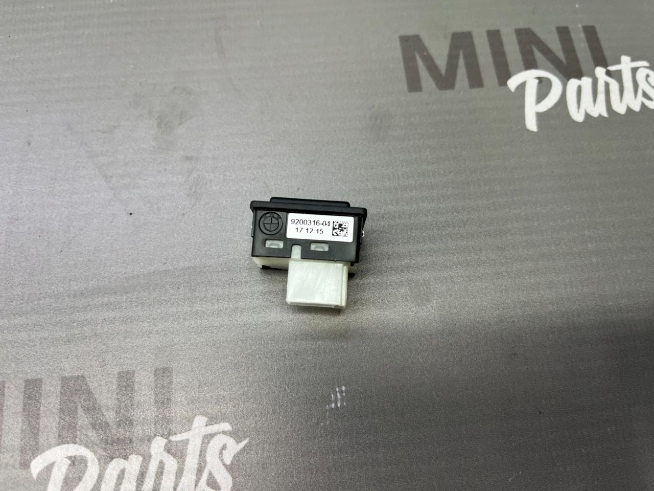 кнопка открытия багажника Mini Cooper 3 поколение F55 2016, 1.5 л., бензин, МКПП, 850, хетчбэк 5 дв., передний привод, 61319200316, 9200316, 61316921846, 6921846 - фото №1
