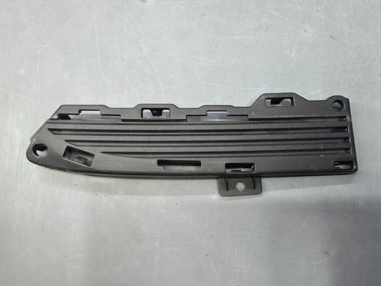 молдинг переднего бампера Mini Cooper 3 поколение F56 2015, 1.5 л., бензин, АКПП, b22, передний привод, 51117355240, 7355240 - фото №1