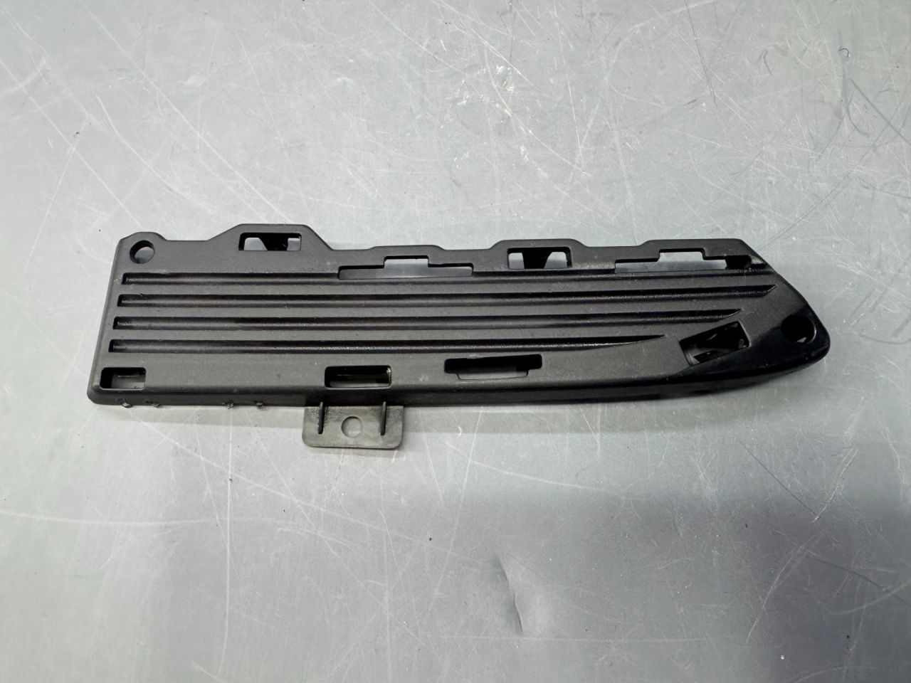 молдинг переднего бампера Mini Cooper 3 поколение F56 2015, 1.5 л., бензин, АКПП, b22, передний привод, 51117355239, 7355239 - фото №1