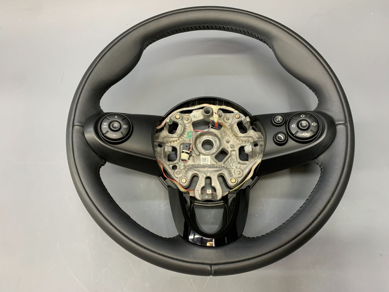 руль Mini Countryman 2 поколение F60 2017, 1.5 л., B36 A15 A, бензин, АКПП, c2m, хетчбэк 5 дв., передний привод, 32306996047, 6996047, 32306865133, 6865133, 32306864893, 6864893, 61316814563, 6814563 - фото №1