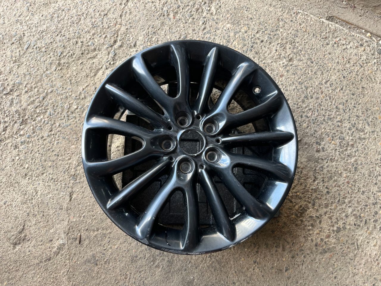 диск литой Mini Clubman 2 поколение (F54) F54 2017, 1.5 л., бензин, МКПП, c2b, полный привод, 36116856046 - фото №1