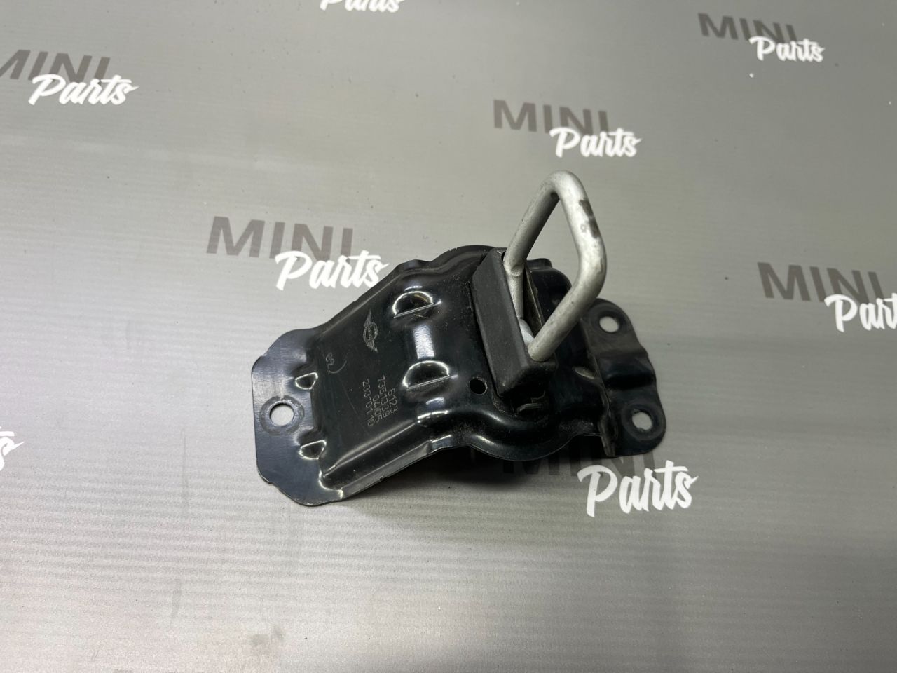 петля капота Mini Clubman 2 поколение (F54) F54 2017, 1.5 л., бензин, МКПП, c2b, полный привод, 51237247080, 7247080, 41007351339, 7351339, 51237247079, 7247079 - фото №1