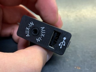 разъем AUX / USB Mini Clubman 2 поколение (F54) F54 2017, 1.5 л., бензин, МКПП, c2b, полный привод, 84109266607, 9266607