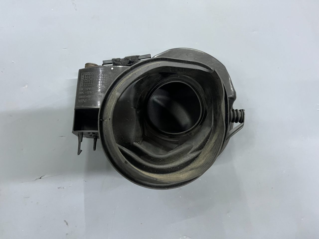 корпус лючка бензобака Mini Cooper 3 поколение F55 2016, 1.5 л., бензин, МКПП, 850, хетчбэк 5 дв., передний привод, 51177315822, 7315822 - фото №1