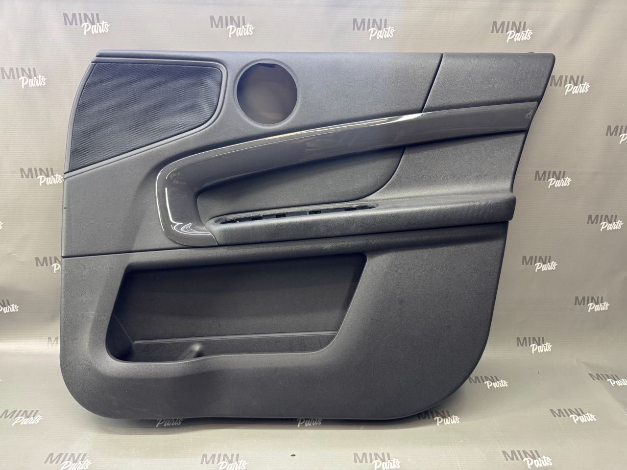 обшивка двери передняя правая Mini Countryman 2 поколение (2016 - 2020), 51417476500, 7476500 - фото №1