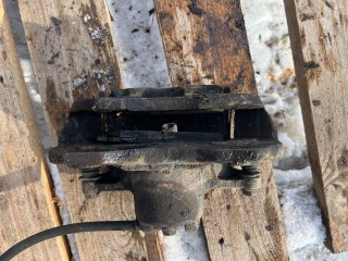 суппорт передний левый Mitsubishi Lancer 9 поколение (2003 - 2010)