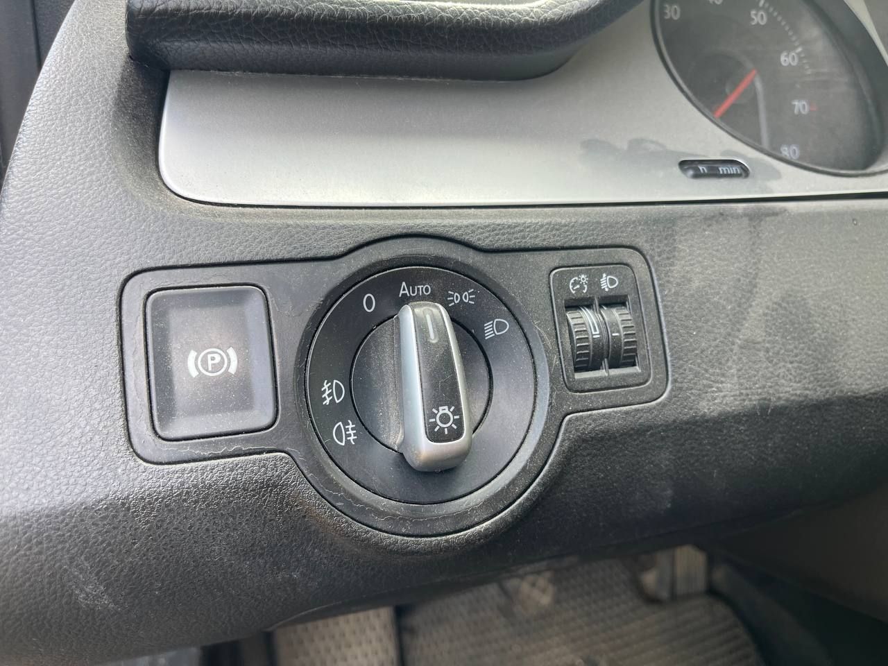 блок управления светом Volkswagen Passat B6 2008, 1.8 л., BZB, бензин, МКПП, черный, седан, передний привод - фото №1