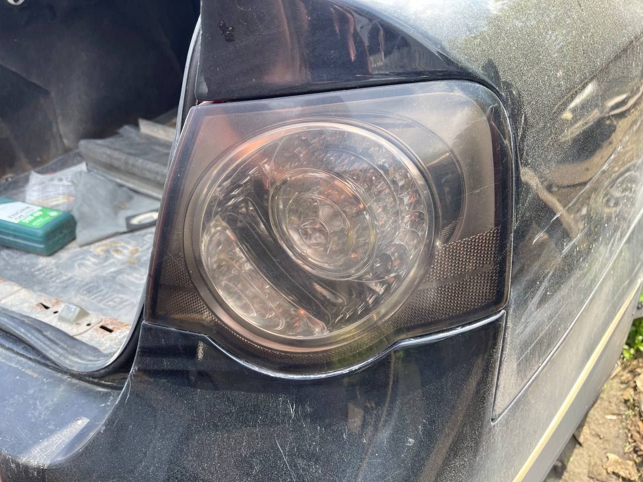 фонарь задний правый Volkswagen Passat B6 2008, 1.8 л., BZB, бензин, МКПП, черный, седан, передний привод - фото №1