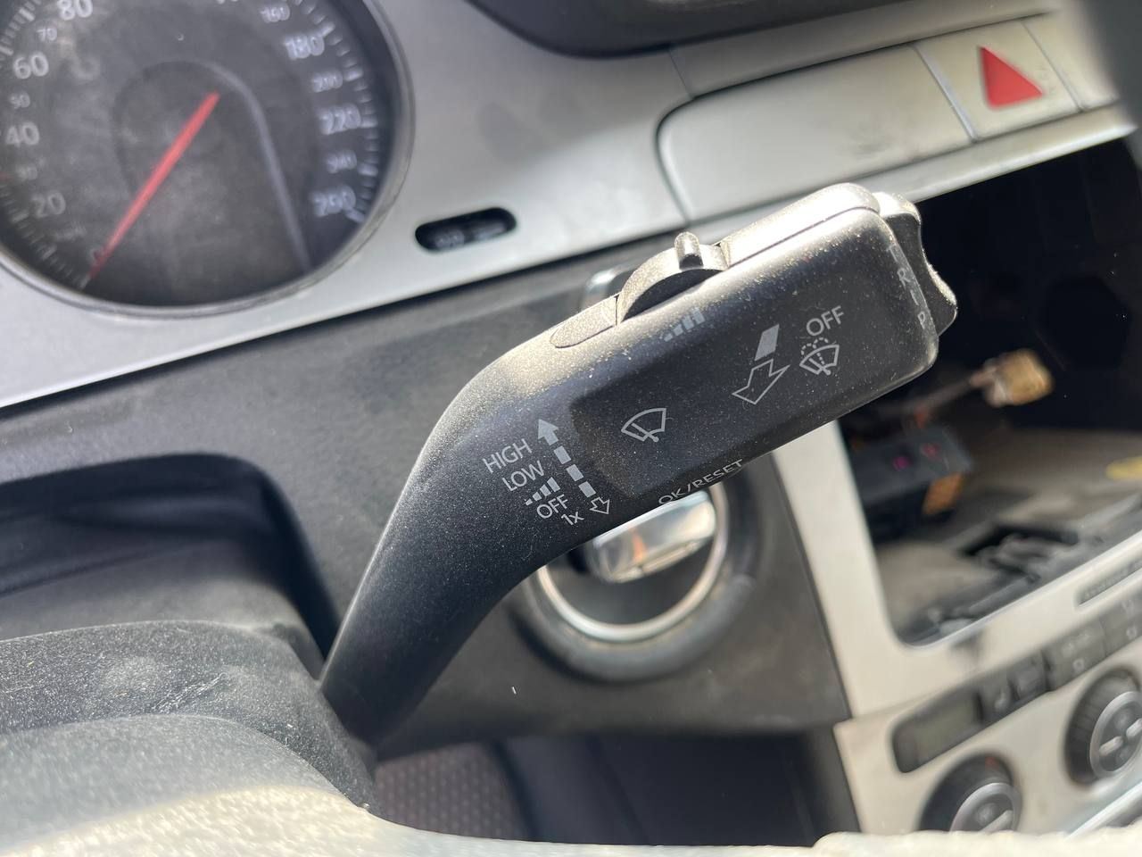 переключатель дворников Volkswagen Passat B6 2008, 1.8 л., BZB, бензин, МКПП, черный, седан, передний привод - фото №1
