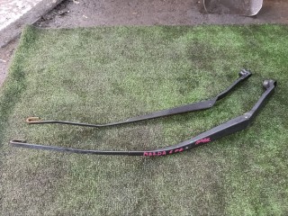 щеткодержатель (поводок стеклоочистителя, дворник) Mazda 6 GG (2002 - 2005), 0.8 л., бензин, МКПП