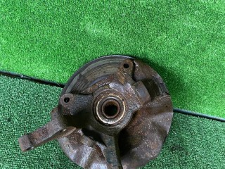 кулак поворотный левый Hyundai Accent 2 поколение (LC) 2011, 1.5 л., бензин, МКПП, седан