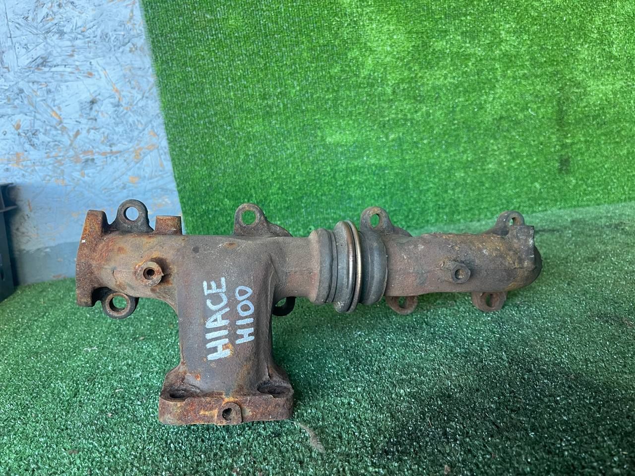 коллектор выпускной Toyota Hiace 4 поколение H100 KZH106W (1989 - 2004), 3.0 л., 1KZ-T, дизель, АКПП, микроавтобус, правый руль - фото №1