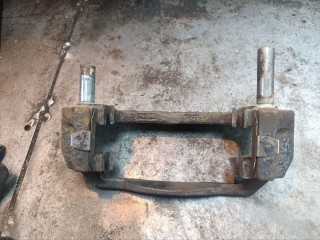 скоба суппорта Mazda 6 1 поколение [рестайлинг] (2005 - 2008), 2.0 л., бензин, МКПП, седан