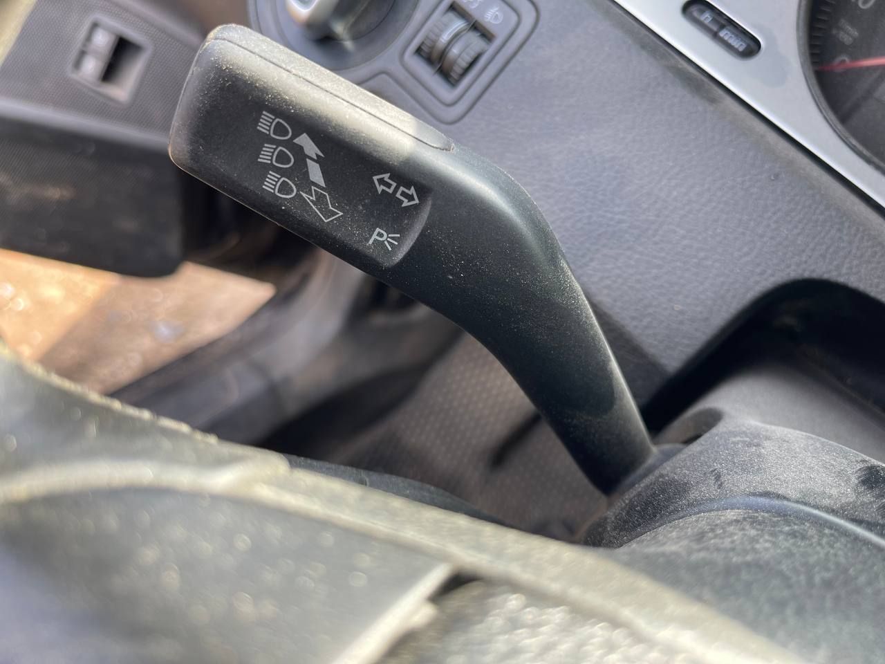 переключатель поворотов Volkswagen Passat B6 2008, 1.8 л., BZB, бензин, МКПП, черный, седан, передний привод - фото №1