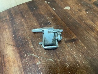 петля двери Volkswagen Bora 1 поколение 1J2 2002, 2.0 л., APK, бензин, МКПП, седан, 1J4833411C