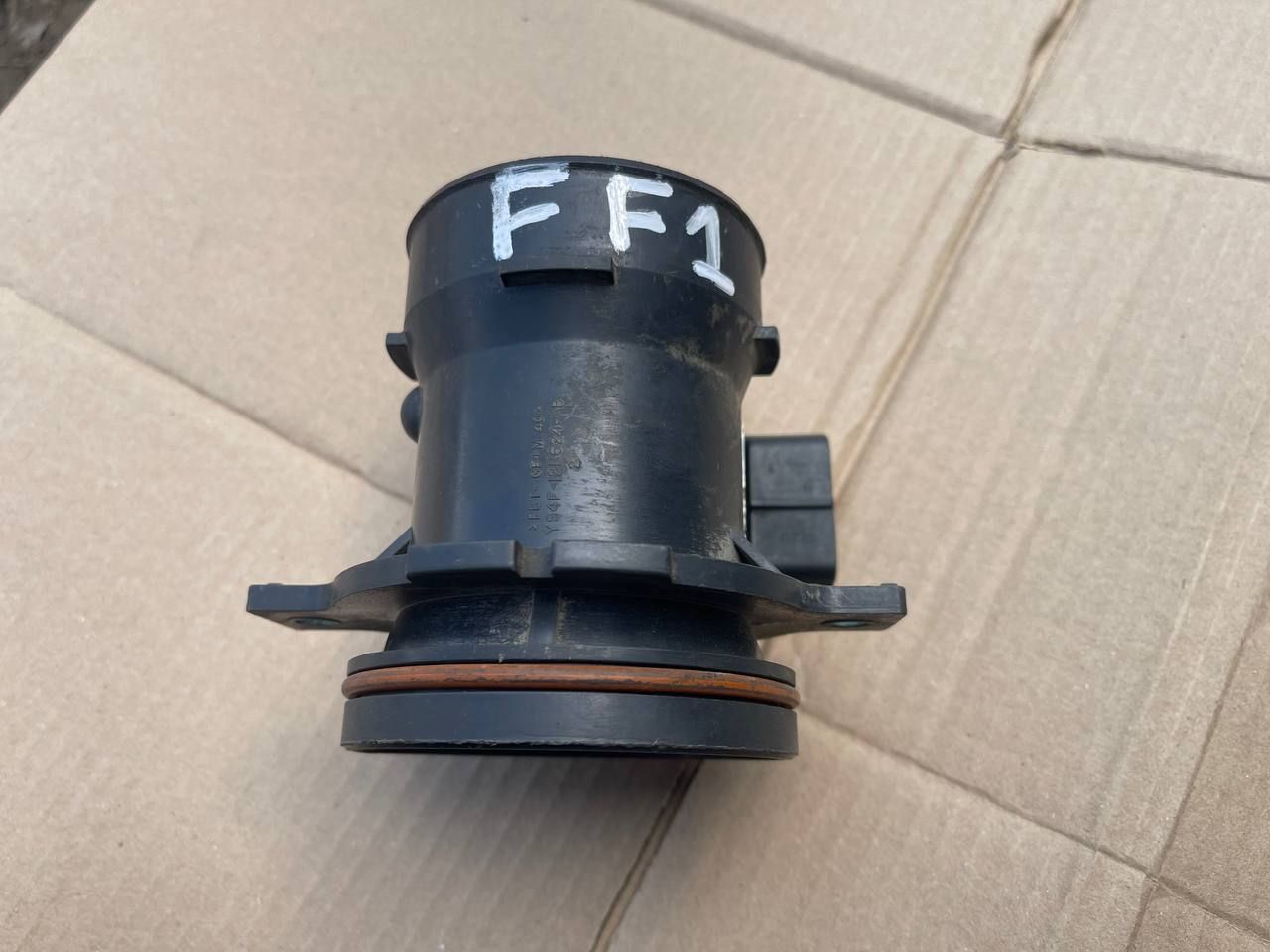 расходомер воздуха Ford Focus 1 поколение (1998 - 2001), 98AB12B579FA - фото №1