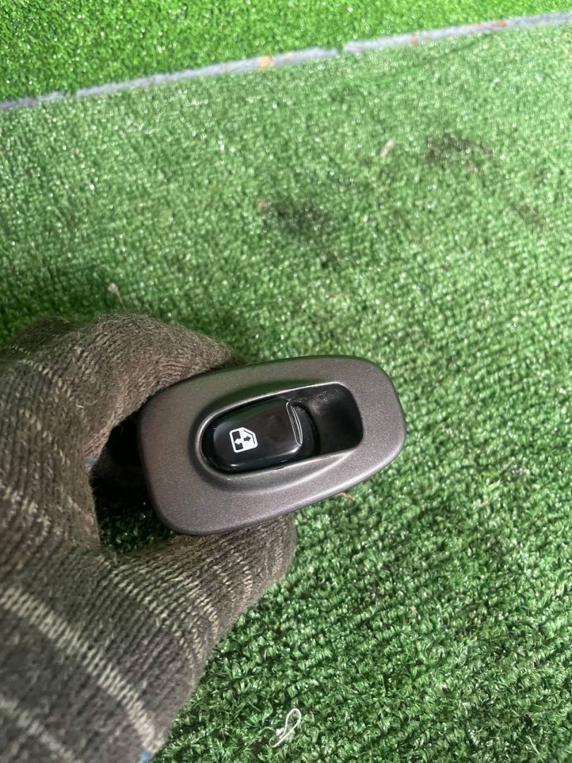 кнопка стеклоподъемника двери задней правой Hyundai Accent 2 поколение (LC) 2011, 1.5 л., бензин, МКПП, седан - фото №1