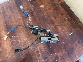 замок двери передней левой Chevrolet Niva 1 поколение 2008, 1.7 л., бензин, МКПП, 2123610501310