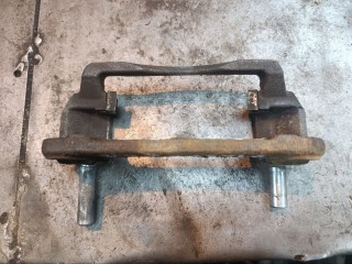 скоба суппорта Mazda 6 1 поколение [рестайлинг] (2005 - 2008), 2.0 л., бензин, МКПП, седан