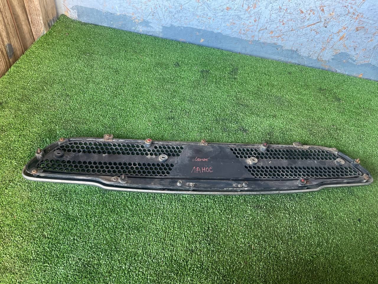 решетка радиатора Chevrolet Lanos 1 поколение T100 (2005 - 2009), бензин, МКПП, седан - фото №1