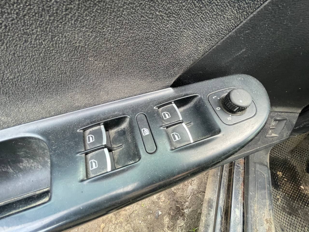 блок управления стеклоподъемниками Volkswagen Passat B6 2008, 1.8 л., BZB, бензин, МКПП, черный, седан, передний привод - фото №1