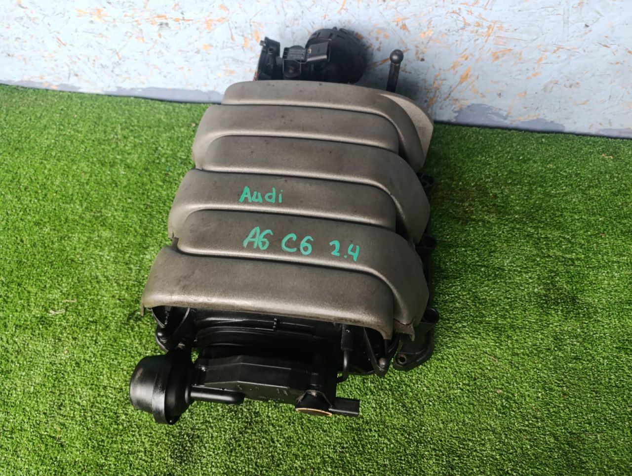 коллектор впускной Audi A6 4F/C6 2005, 2.4 л., BDW, бензин, вариатор, x1x1, седан, 06E133151, 0261230234 - фото №1