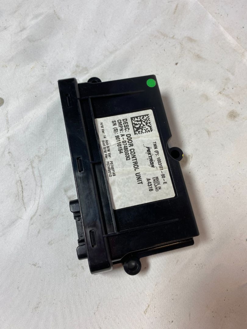 модуль управления двери Tesla Model S 1 поколение 2015, 1003101-00-E - фото №1