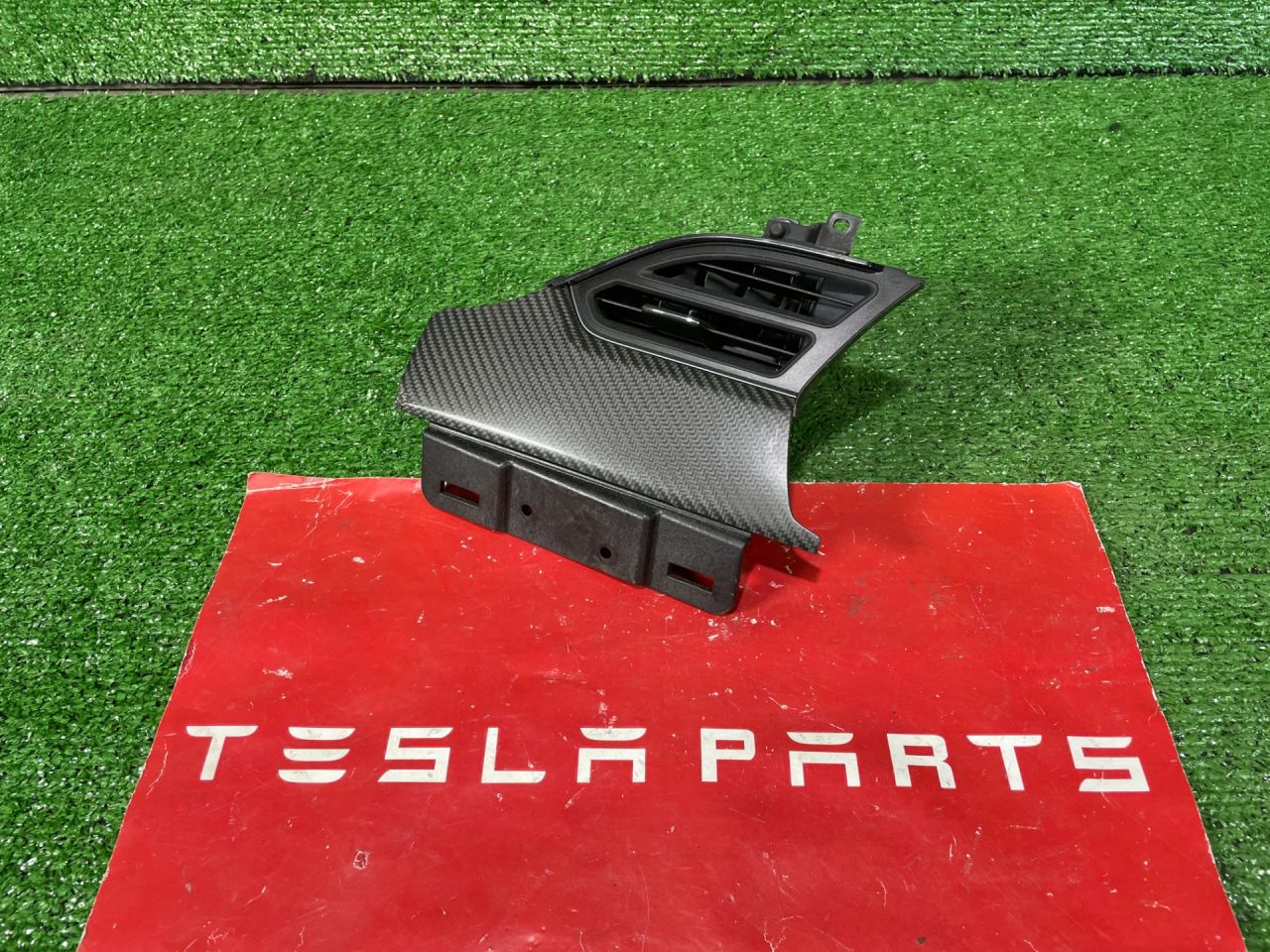 накладка на торпедо (консоль) Tesla Model X 1 поколение 2018 - фото №1