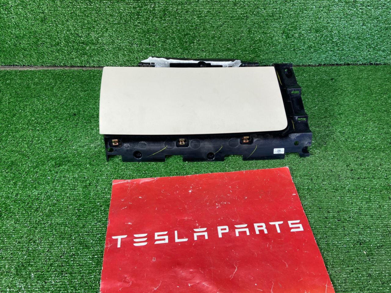 бардачок Tesla Model X 1 поколение 2018, 1003327-22-P - фото №1