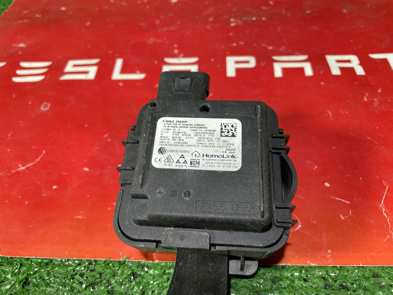Модуль блок связи с гаражом Tesla Homelink 1114984-00-B Tesla Model 3 1 поколение 2019, 1114984-00-B - фото №1